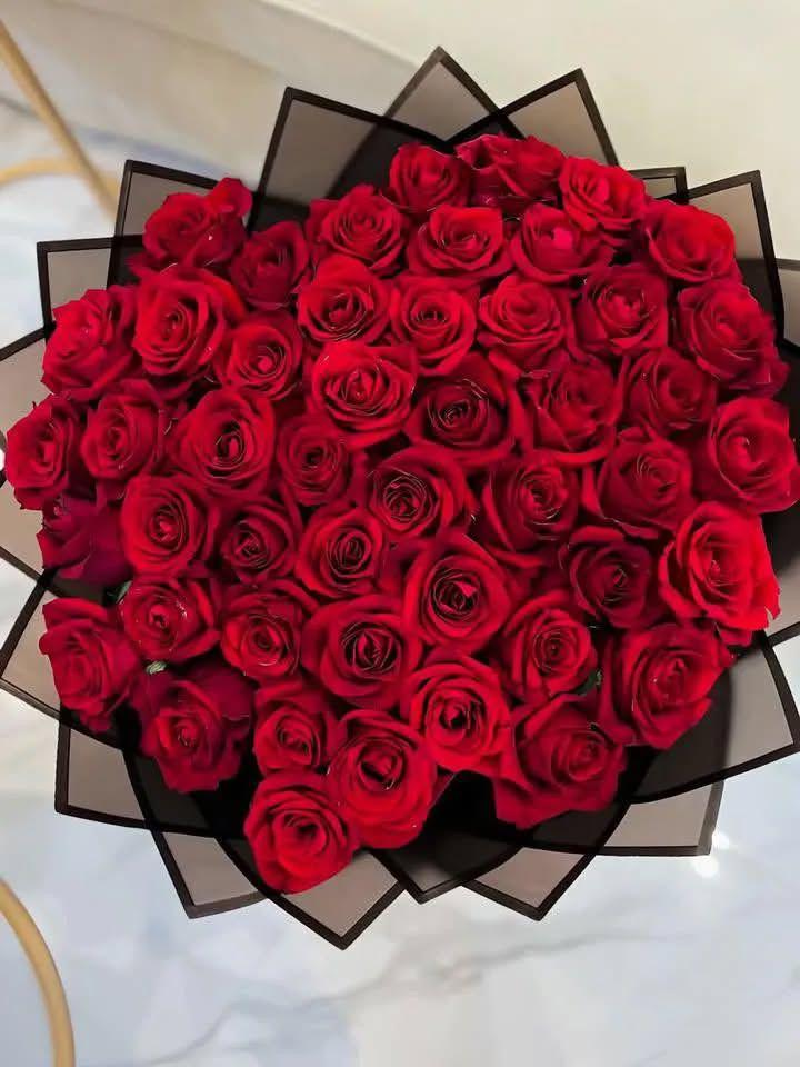 Corporate meeting room with carefully timed floral arrangements that maintain elegance throughout business hours